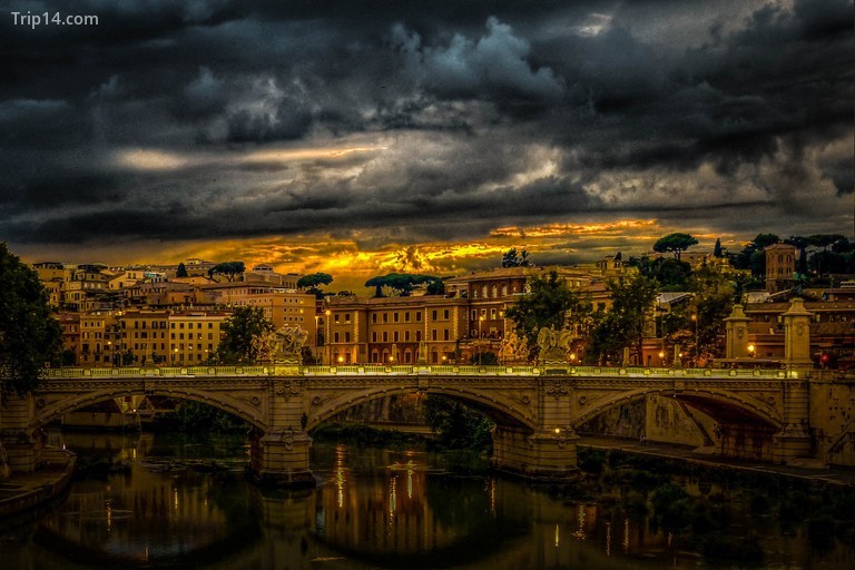 Hay đi dạo trên nhiều cây cầu, đừng quên chiêm ngưỡng sông Tiber