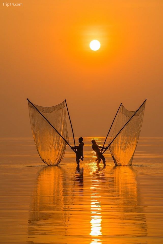 Dân đánh cá dưới ánh bình minh