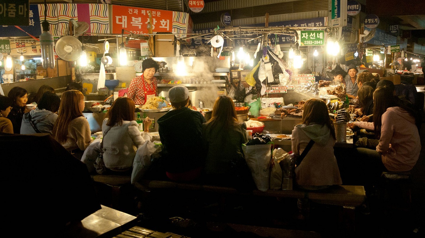 Quầy bán đồ ăn ở chợ Gwangjang | © theaucitron / Flickr