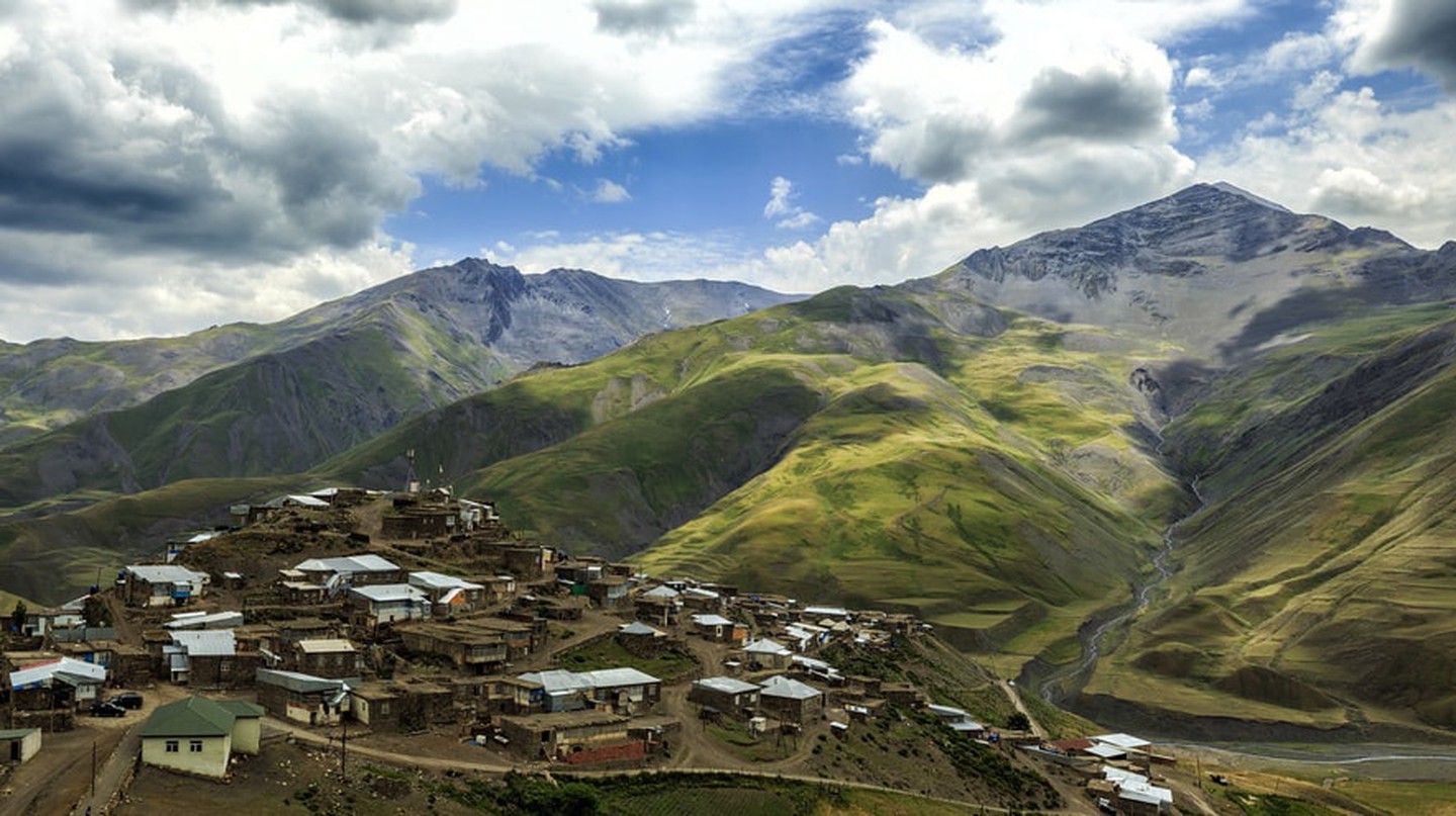 Khung cảnh ngoạn mục của ngôi làng trên núi Xinaliq | © Dmitry Ryabchenko / Shutterstock