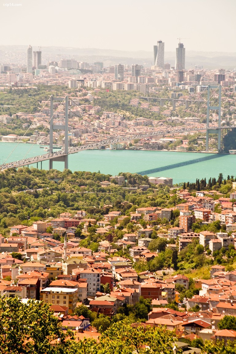 Toàn cảnh cây cầu Bosphorus trên eo biển Bosphorus, từ đồi Camlica, phía châu Á của Istanbul, Istanbul, Thổ Nhĩ Kỳ - Trip14.com
