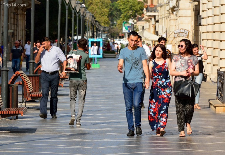Mọi người đi xuống phố Nizami | © Alizada Studios / Shutterstock - Trip14.com