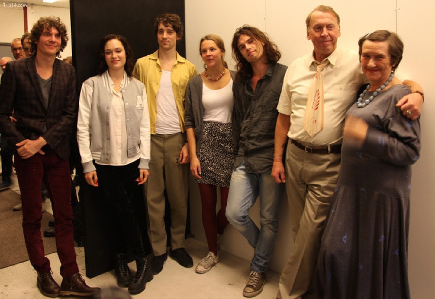Hakan Hellstrom (ngoài cùng bên trái) cùng dàn diễn viên của phim Kann Ingen Sorg