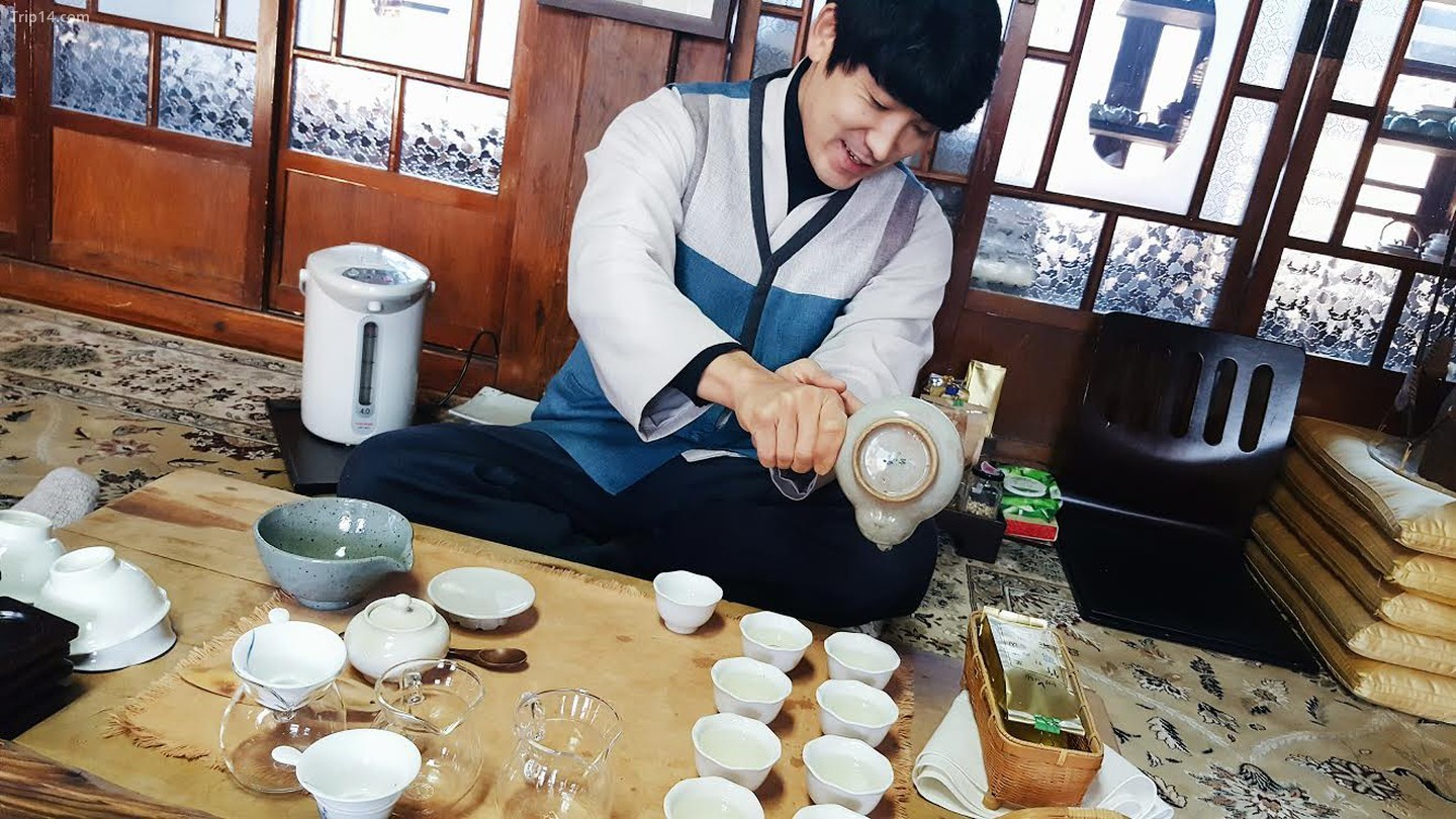 Một thành viên gia đình jong-ga tại Nhà Hakindang của Jeonju phục vụ trà theo cách truyền thống