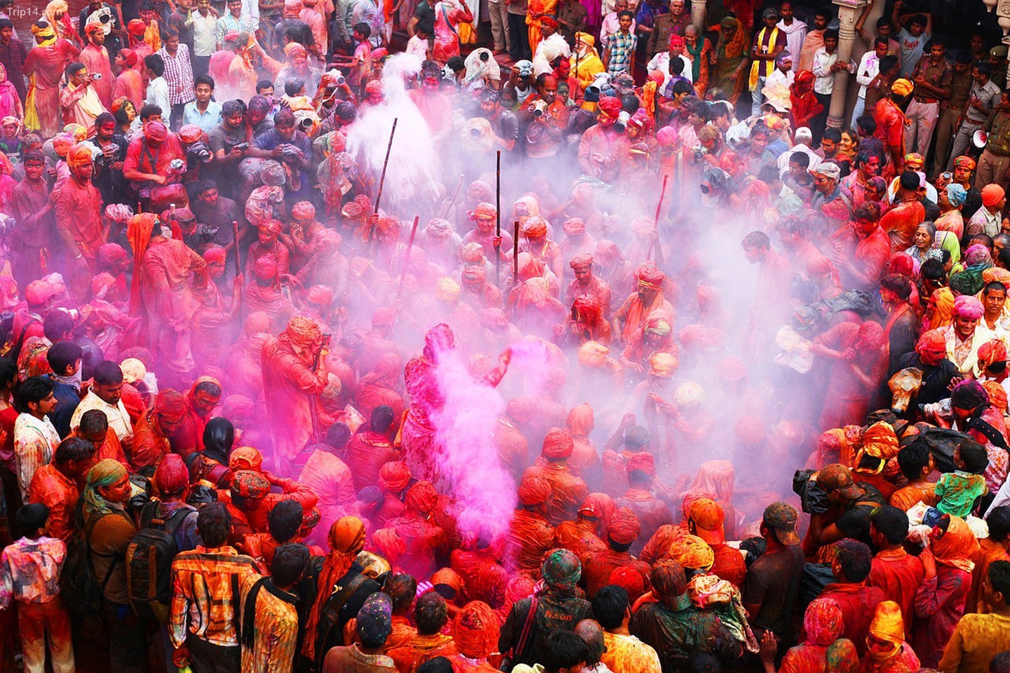 Chơi Holi với người dân địa phương