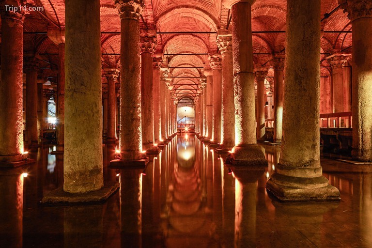 Basilica Cistern là một trong những tòa nhà kỳ diệu nhất ở Istanbul - Trip14.com