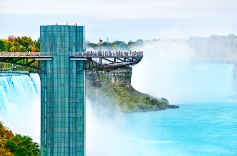 Quang cảnh thác Niagara và tháp quan sát vào mùa thu. - Trip14.com
