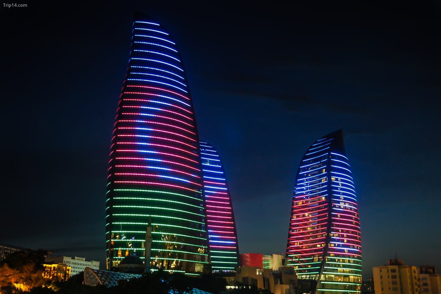 Xem phép thuật của Tháp lửa ở Baku