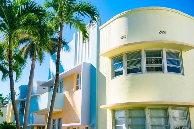 Kiến trúc Art Deco màu pastel những năm 1930 với những cây cọ ở Miami, Florida. - Trip14.com