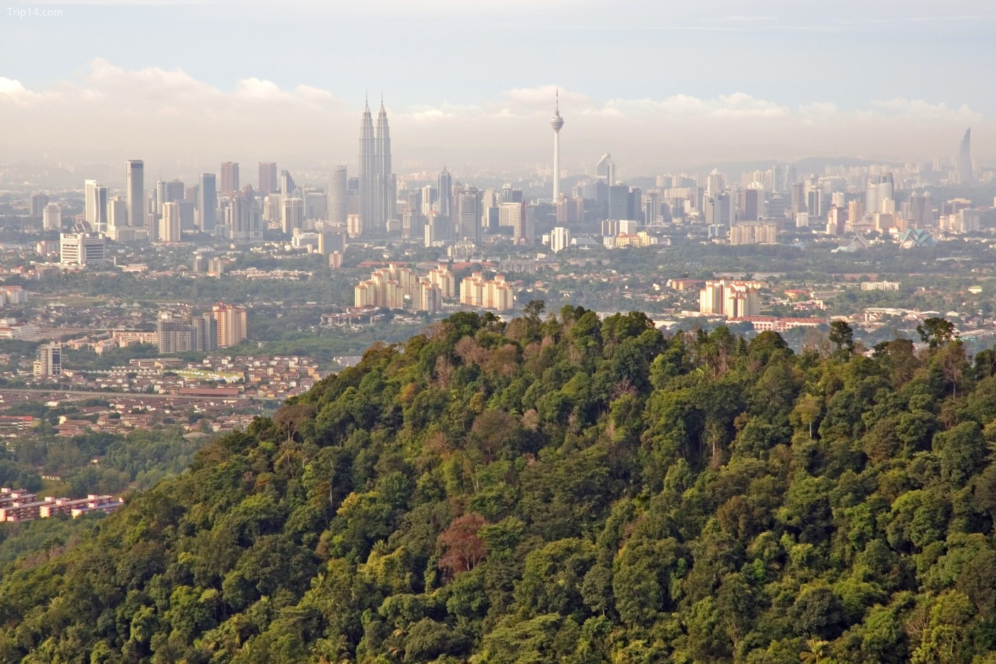 Natural vs Concrete Jungle một góc thành phố Kuala Lumpur nhìn từ sườn núi thạch anh Bukit Tabur