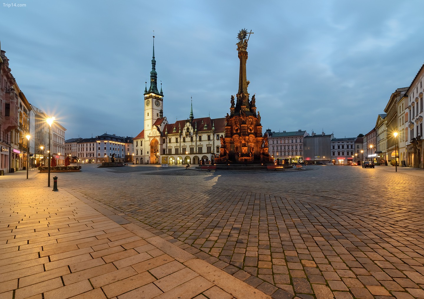 Tòa thị chính và Cột Chúa Ba Ngôi tại quảng trường chính của khu phố cổ Olomouc, Cộng hòa Séc