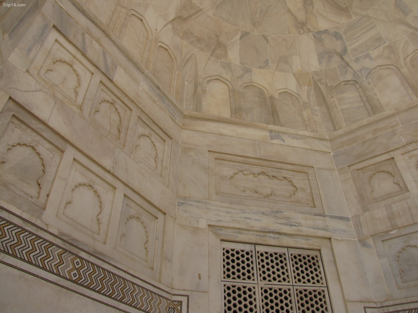 Bên trong mái vòm Taj Mahal