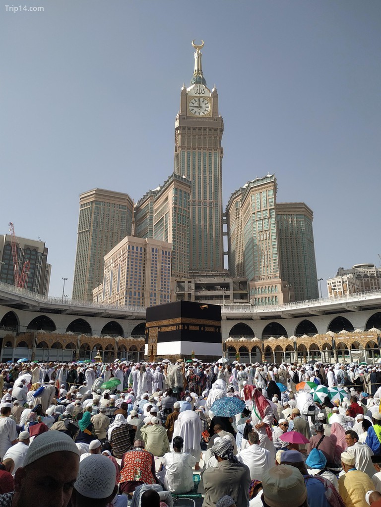 Người hành hương Hồi giáo tụ tập quanh Kaaba, ngôi đền linh thiêng nhất của đạo Hồi, trong cuộc hành hương hajj hàng năm tại Nhà thờ Hồi giáo Lớn ở thành phố Mecca của Saudi. - Trip14.com