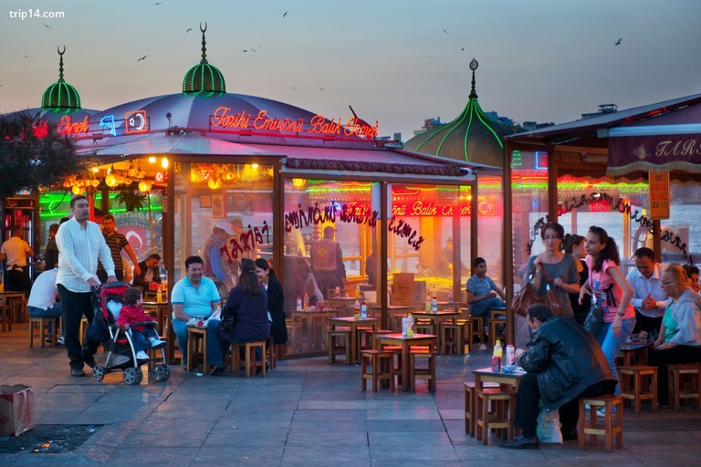 Turkei, Istanbul, Eminonu, Platz an der Galatabrucke mit den beruhmten Balik Ekmek, ein Fischbrotchen mit Salat. - Trip14.com