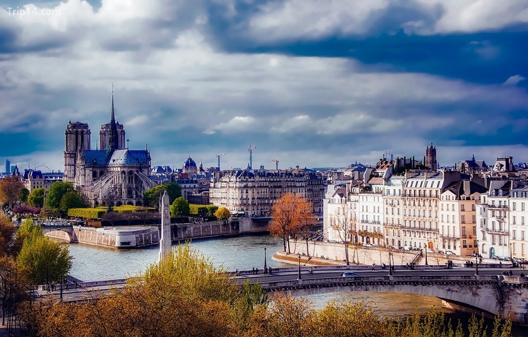Notre Dame và dòng sông ở Paris
