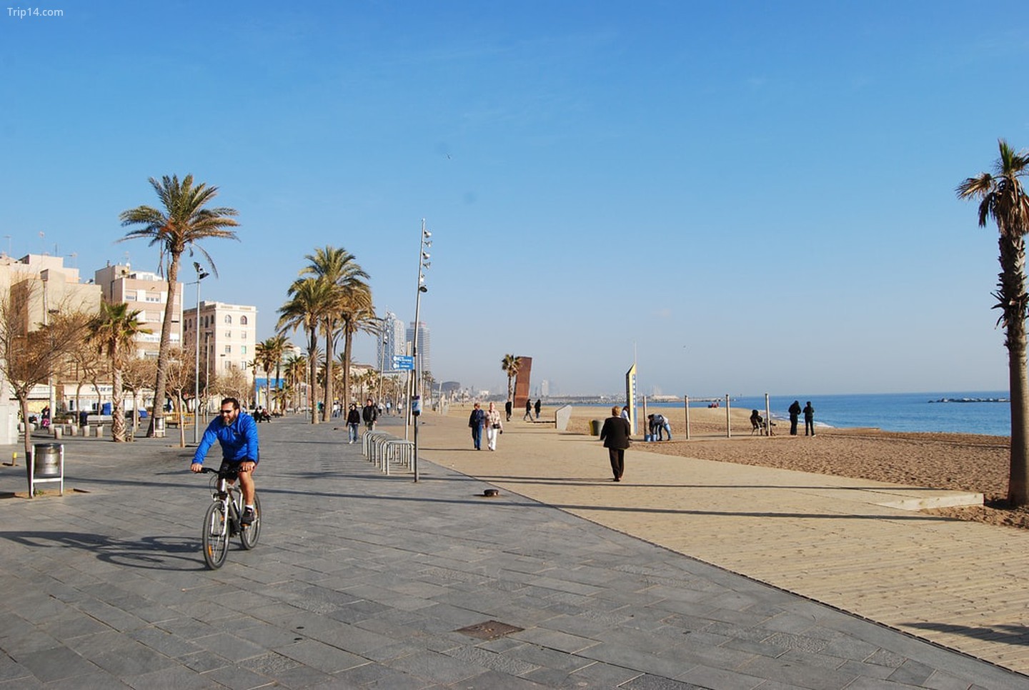 Đi bộ dọc theo bãi biển ở Barcelona