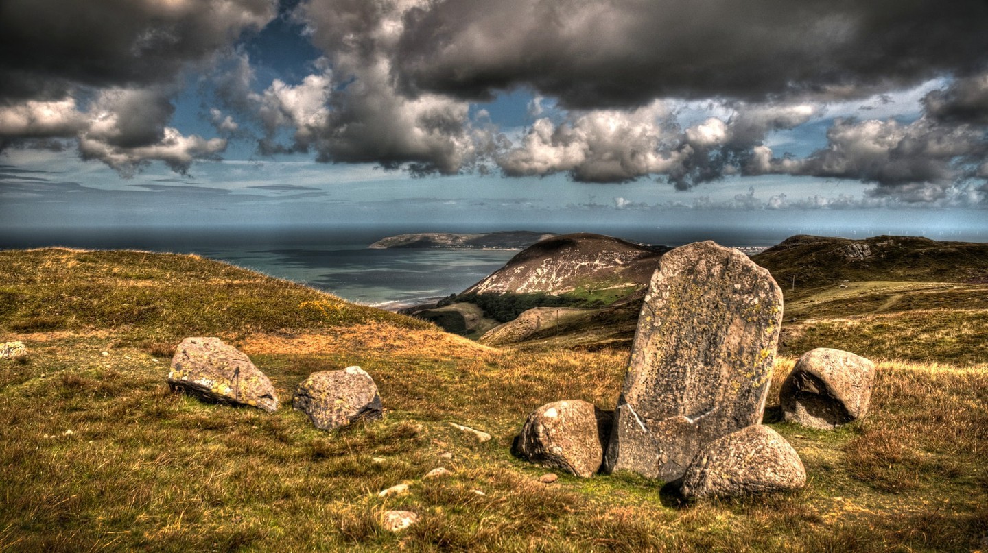 Khám phá các vòng tròn đá thời tiền sử ở xứ Wales