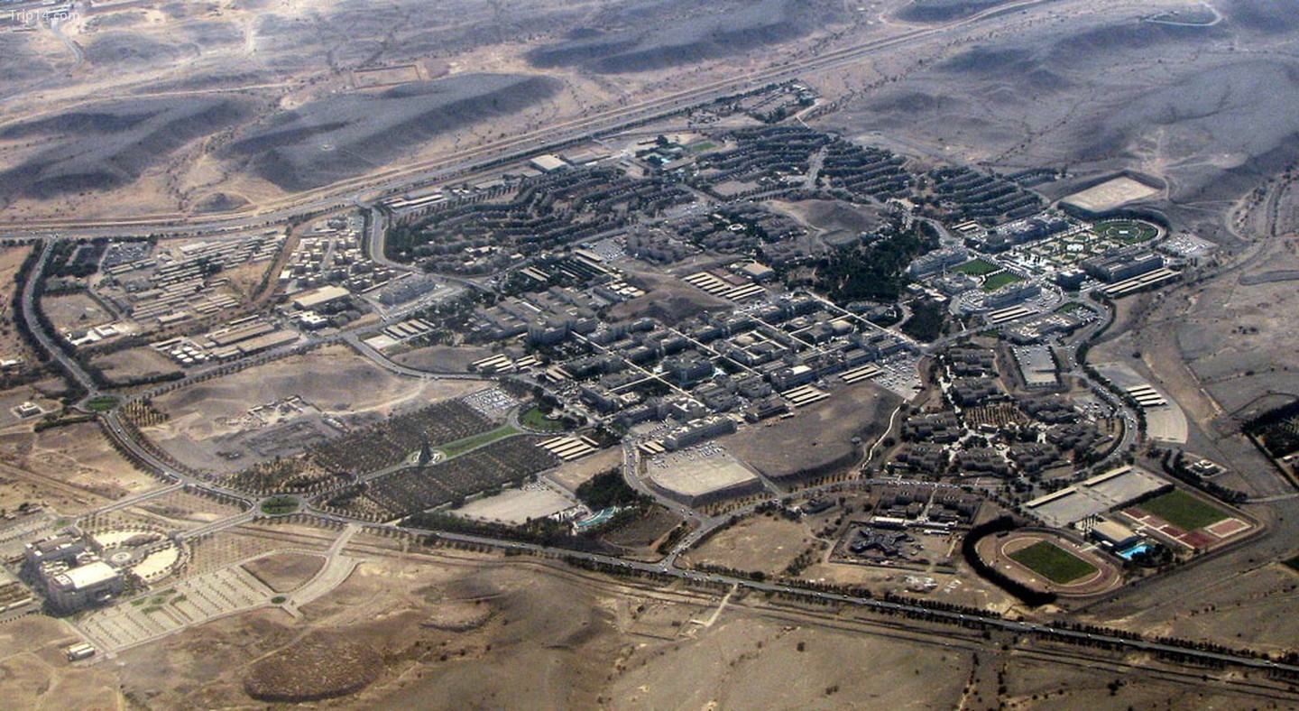 Đại học Sultan Qaboos là trường đại học đầu tiên ở Oman