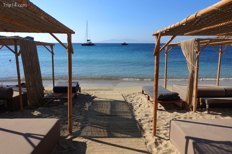 Scorpios Bar có trụ sở tại bãi biển Paraga, đảo Mykonos, Hy Lạp. - Trip14.com