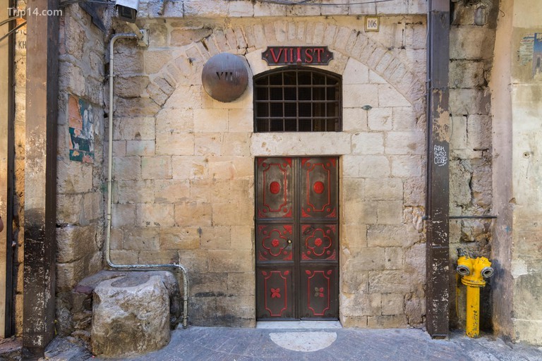 Trạm 7 của Via Dolorosa, trong thành phố cổ Jerusalem, Israel. - Trip14.com