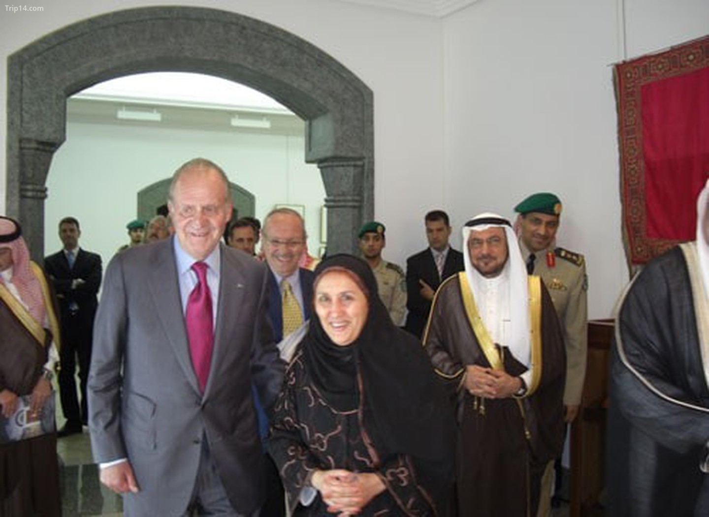  Vua Juan Carlos của Tây Ban Nha tham dự triển lãm của Safia Binzagr năm 2008   |   