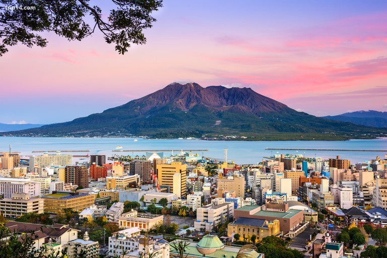 Thành phố Kagoshima ngồi trong bóng tối của núi lửa Sakurajima - Trip14.com
