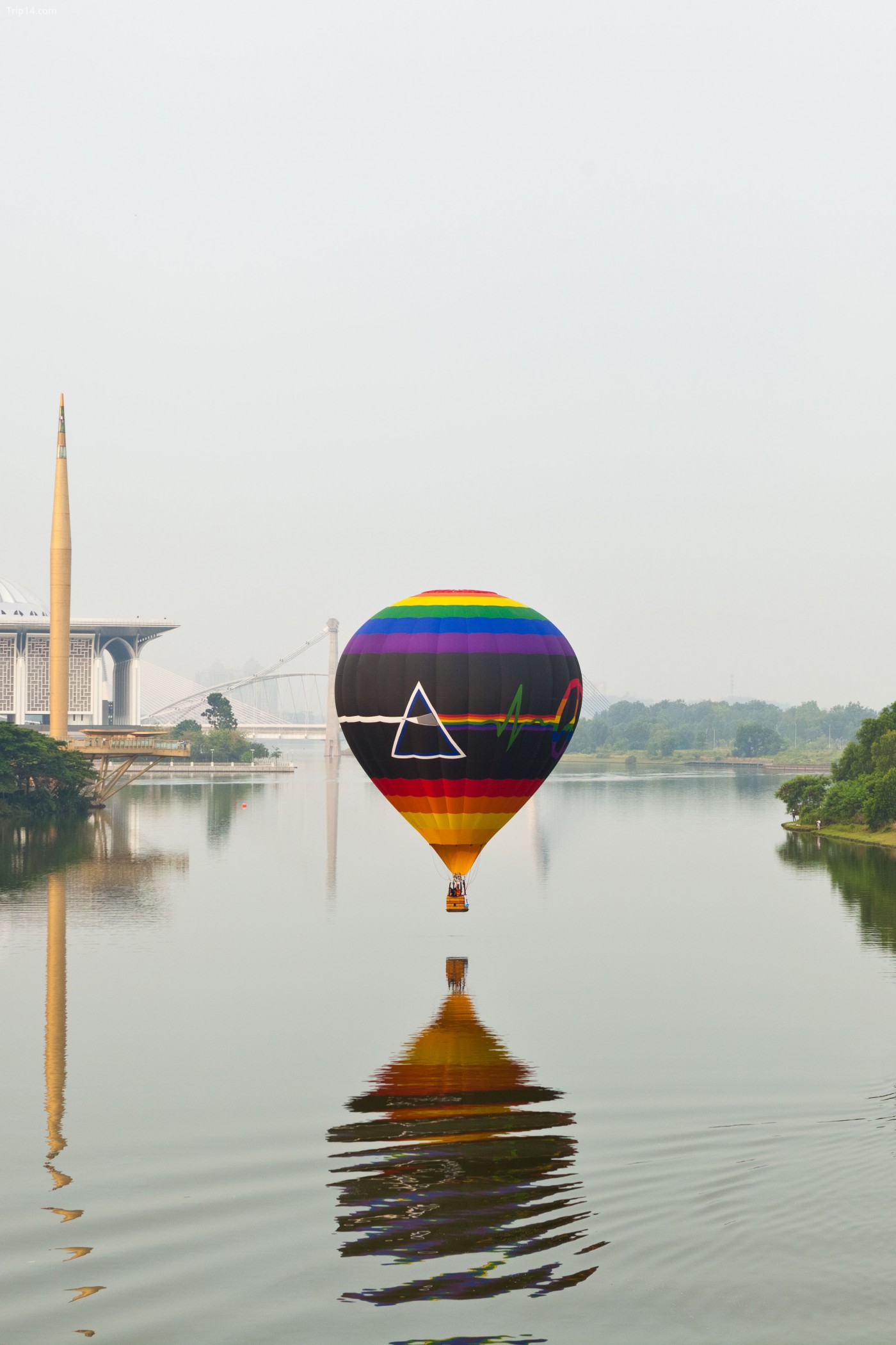 Khinh khí cầu bay lượn trên mặt sông ở Putrajaya