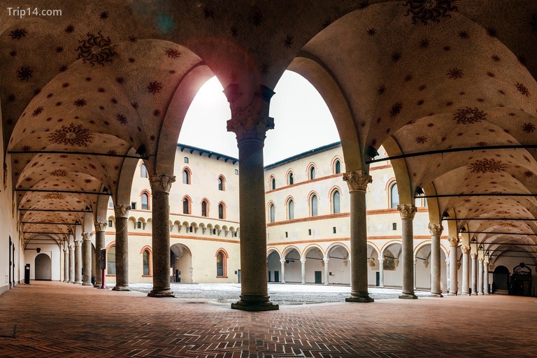 Khoảng sân thời trung cổ tại Lâu đài Sforzesco của Milan, còn được gọi là Lâu đài Sforza. Nước Ý - Trip14.com