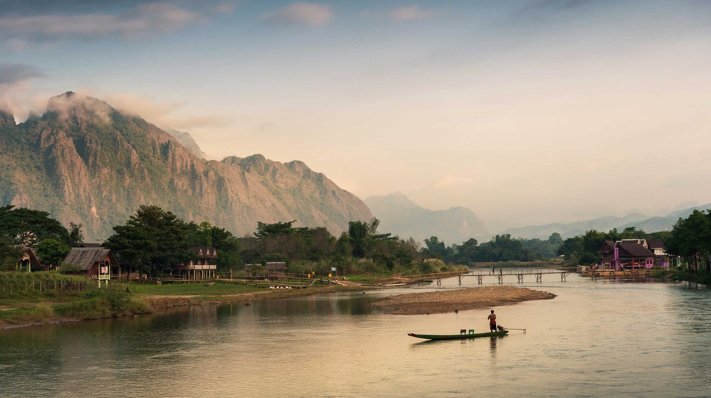 Thị trấn miền núi Vang Vieng, Lào, là một điểm đến du lịch năng động tuyệt vời | © Kwanchai Khammuean / Alamy Stock Photo