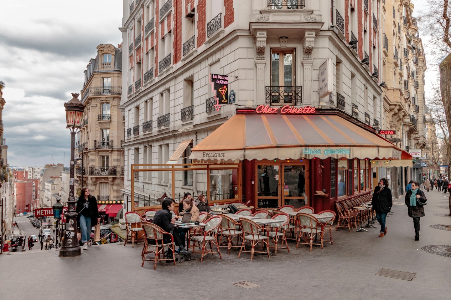 Những người ngồi bên ngoài Chez Ginette trên Rue Caulaincourt, một quán cà phê và nhà hàng, Paris