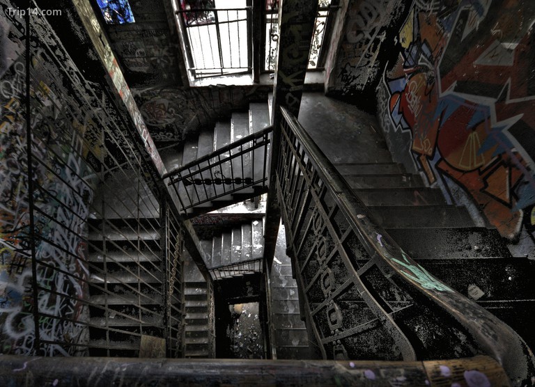 Cầu thang trong nhà máy bỏ hoang trong một tòa nhà vô danh ở Berlin - Trip14.com