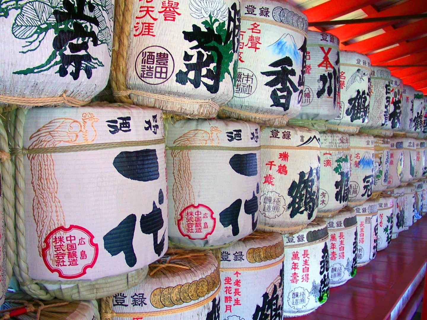 Thùng đựng rượu sake Nhật Bản tại đền Itsukushima