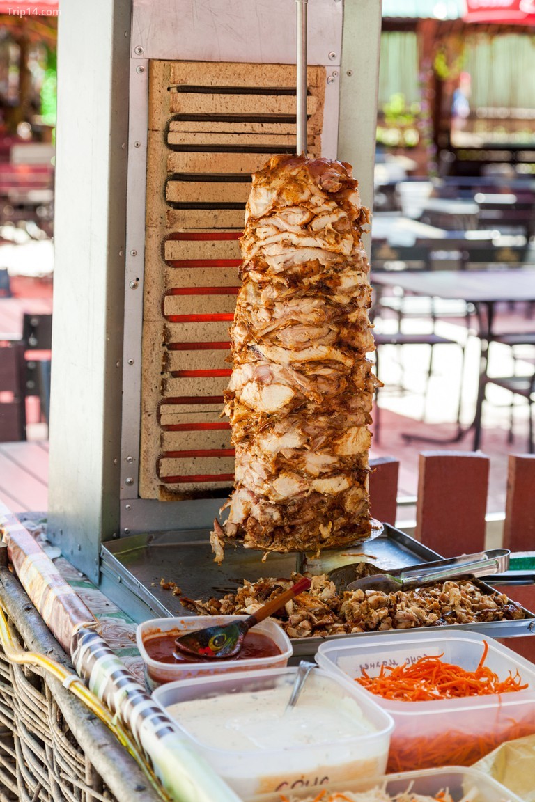 Shawarma đang được phục vụ tại một quầy hàng ngoài trời - Trip14.com