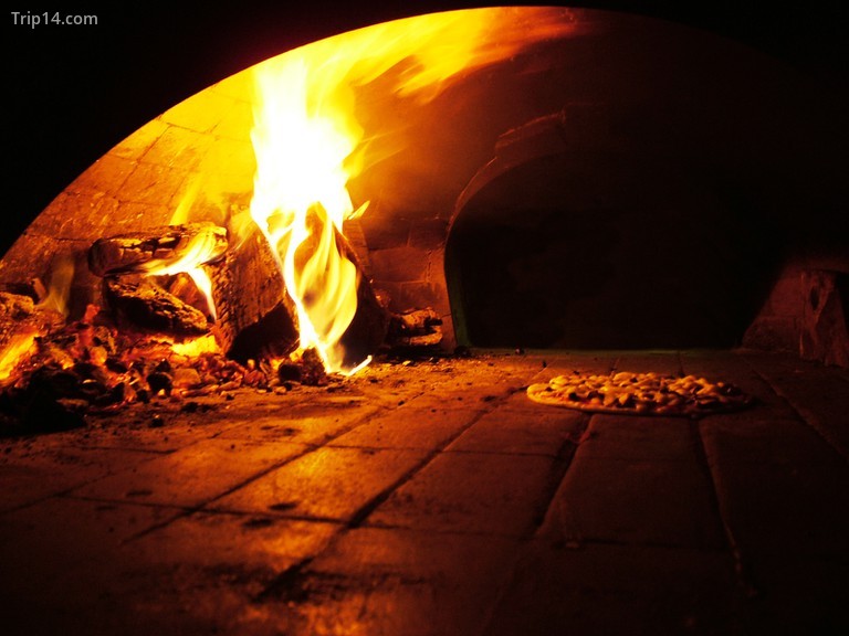 Một lò lửa bằng gỗ điển hình, một trong những bí mật của một chiếc bánh pizza ngon | © Lotus Head / Wikipedia - Trip14.com