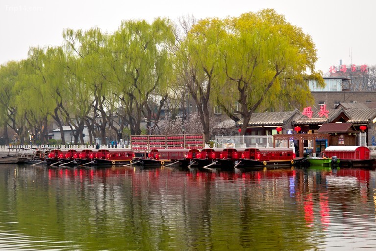 Thuyền ăn tối đang chờ đón khách hàng, quận Shichahai (Houhai) tại Twilight, Bắc Kinh, Trung Quốc. - Trip14.com
