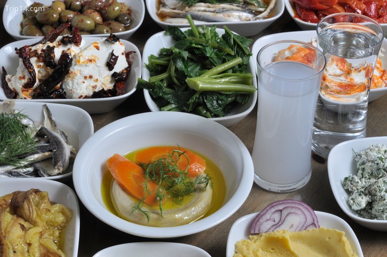 Các loại meze Thổ Nhĩ Kỳ khác nhau trên bàn ăn tối với rượu raki truyền thống.