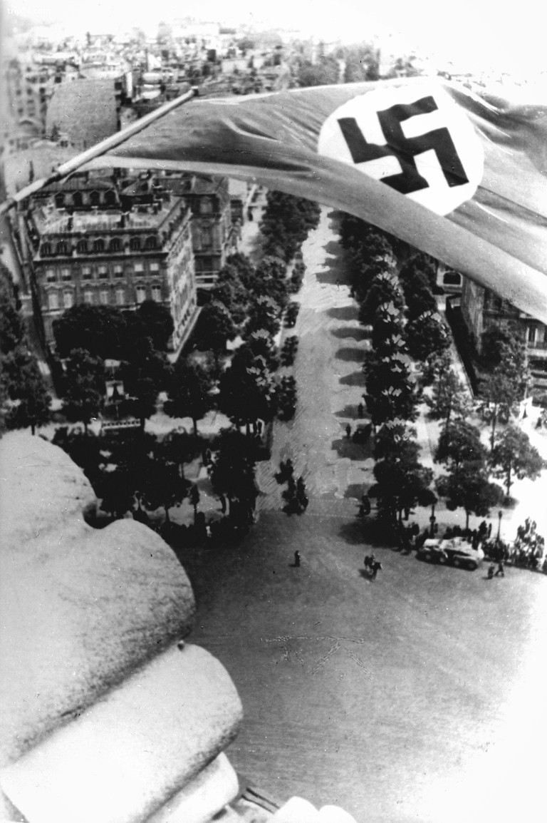 Chiến tranh thế giới thứ 2: Đức chiếm đóng Paris, tháng 6 năm 1940. Cờ Đức bay từ Khải Hoàn Môn - Trip14.com