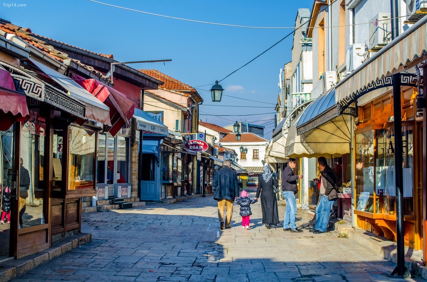 Thành phố Skopje, bao gồm nhiều con phố hẹp có đầy đủ các cửa hàng, nhà hàng và khu chợ