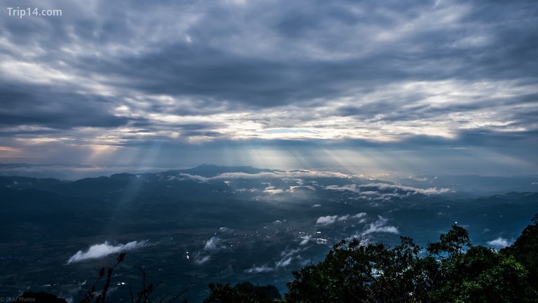 Khung cảnh nhìn từ Doi Luang Chiang Dao xuống thung lũng khi mặt trời chiếu xuyên qua những đám mây.
