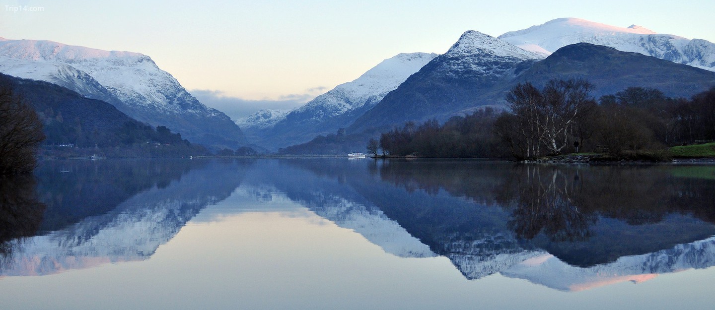  Snowdonia phản chiếu ở hồ Llanberis lúc hoàng hôn   |   