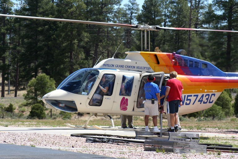 Khách du lịch lên trực thăng Papillon Grand Canyon để tham quan trên không của hẻm núi nổi tiếng và sông Colorado. Ảnh chụp năm 2006. Không rõ ngày chính xác. - Trip14.com
