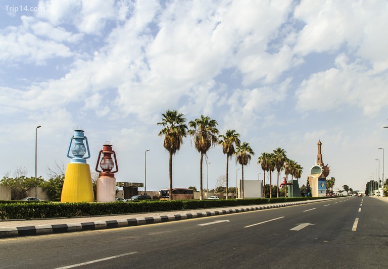 Đèn lồng và Tap của Ali Bayoumi và Mohamed Farsi. Thép, gốm và bê tông, đường Prince Faisal bin Fahd - Trip14.com