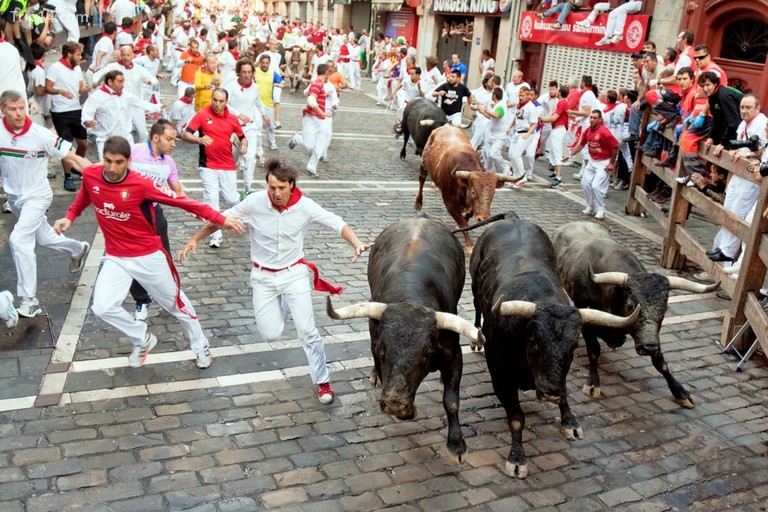 Cuộc chạy đua của những con bò tót ở Pamplona 