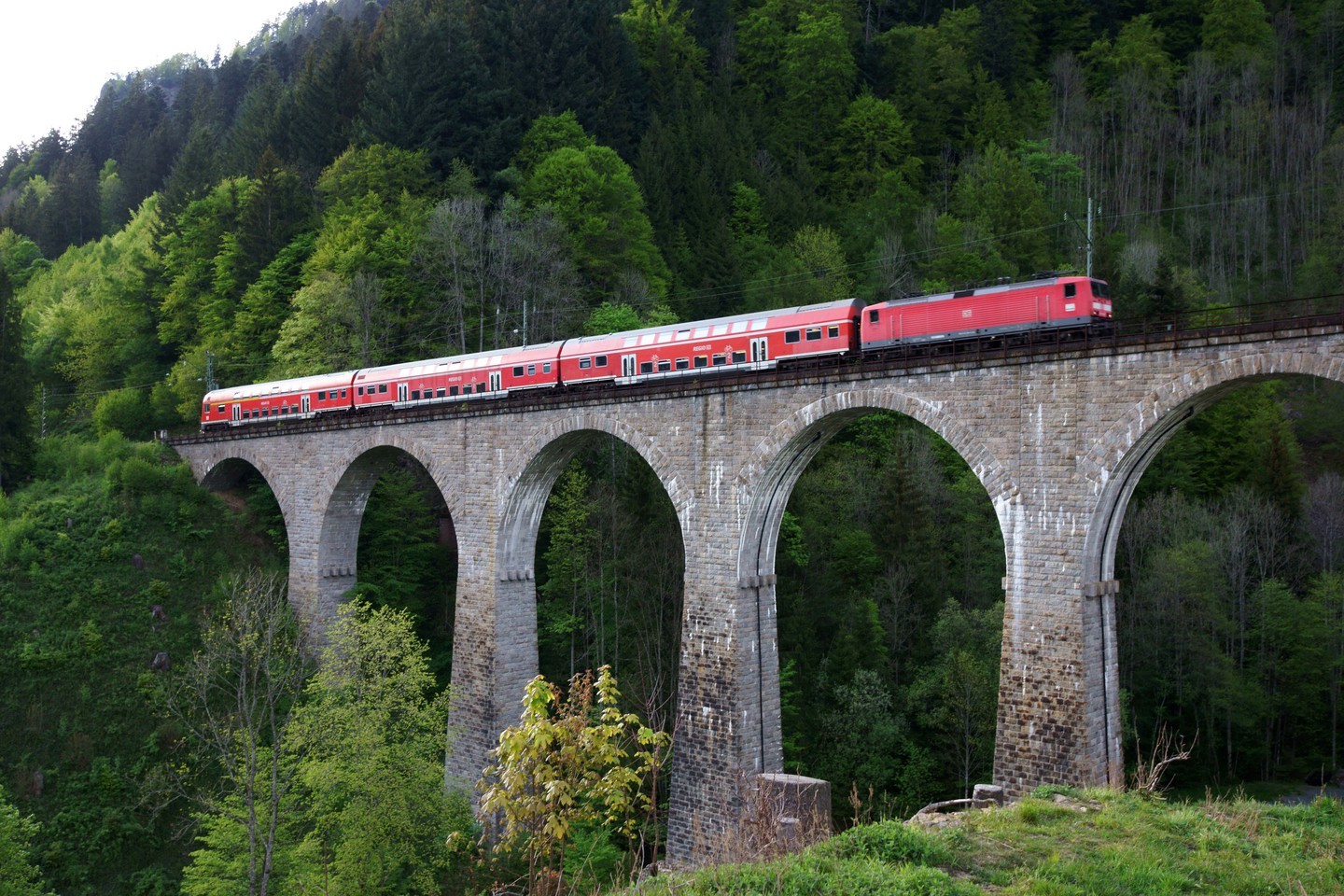 Bạn sẽ băng qua Cầu Ravenna trên Höllentalbahn