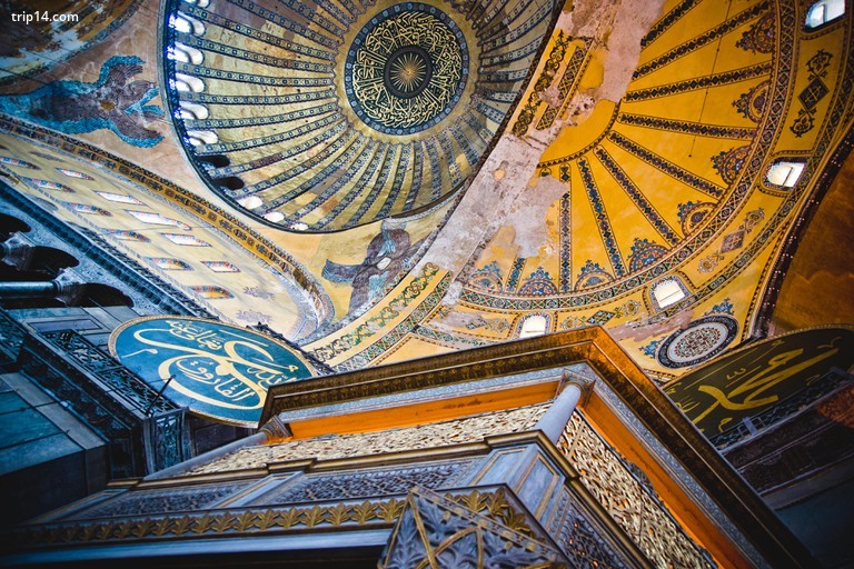 Istanbul, Thổ Nhĩ Kỳ - ngày 5 tháng 4 năm 2012: Nội thất của Vương cung thánh đường lịch sử Saint Sophia, nhà thờ Hồi giáo dành cho giáo phái Hồi giáo được viếng thăm nhiều nhất ở Istanbul. - Trip14.com