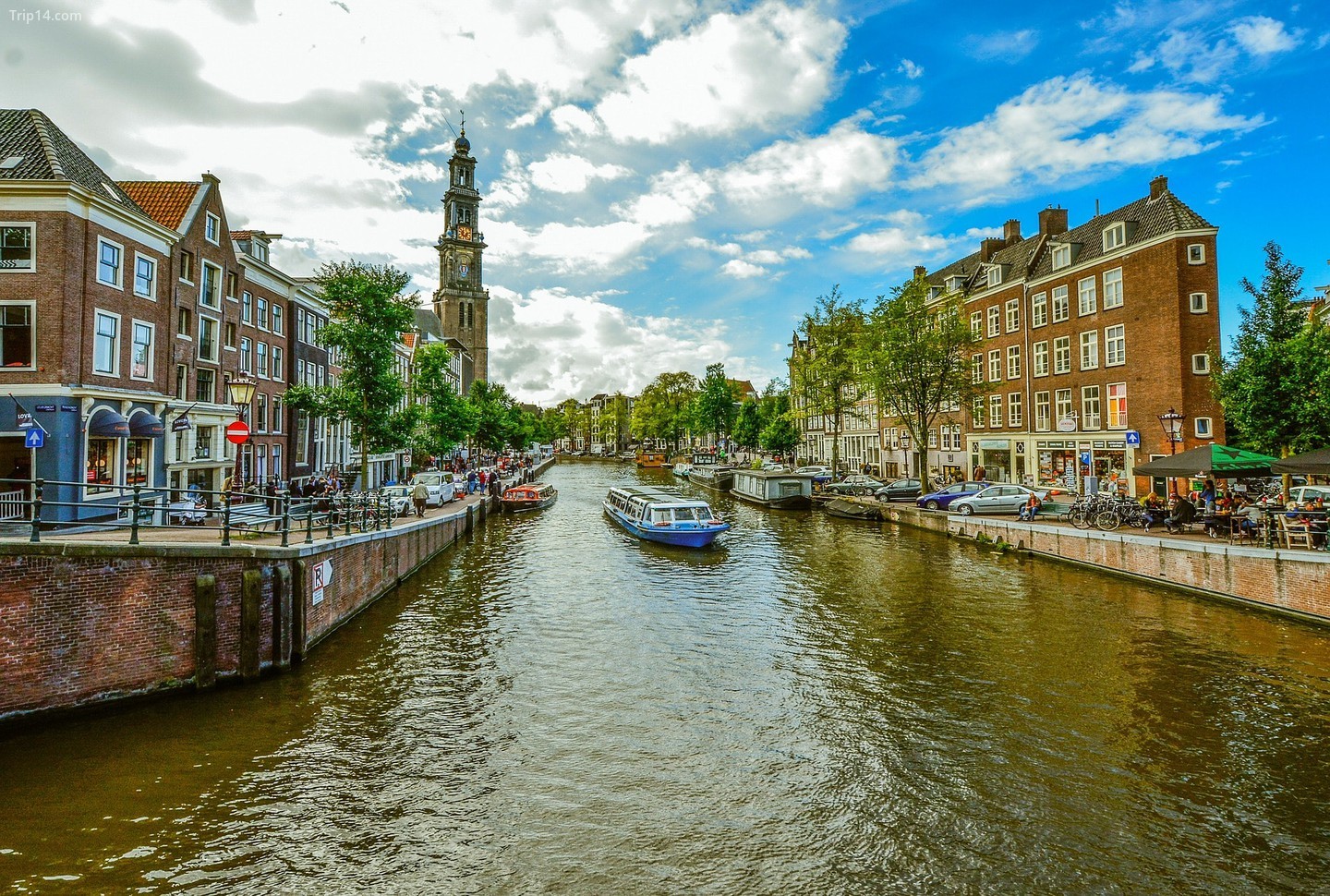 Lên thuyền du lịch và đi thuyền qua các tuyến đường thủy lịch sử của Amsterdam