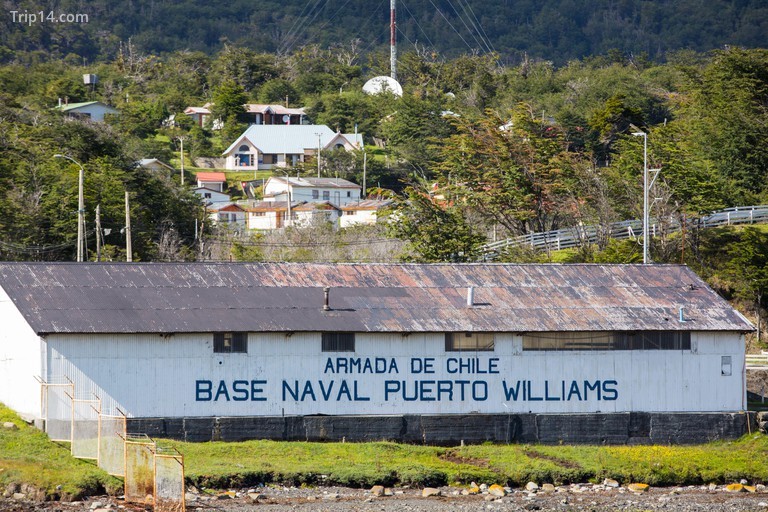 Chỉ với khoảng 3.000 cư dân, thành phố Puerto Williams có một thị trấn nhỏ quyến rũ, một căn cứ hải quân và một đường bay
