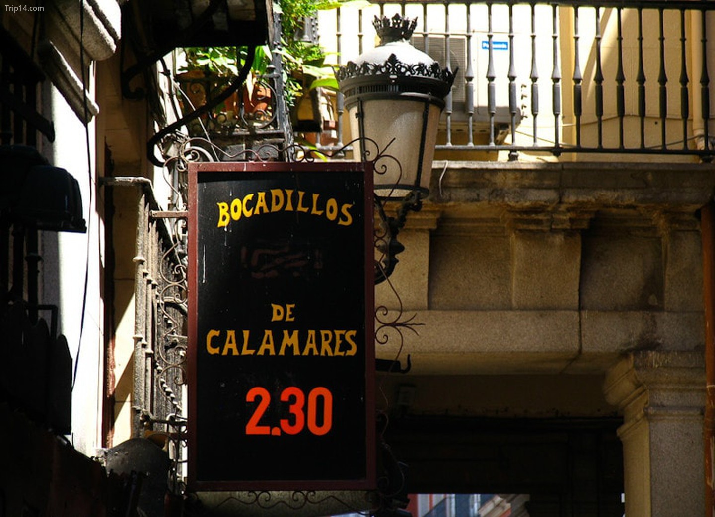 Calamari sandwich gần Madrid's Plaza Mayor 