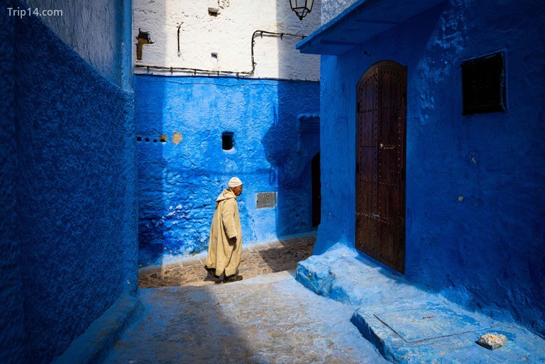 Một ông già đi dạo trong một con phố của thị trấn Chefchaouen ở Morocco - Trip14.com