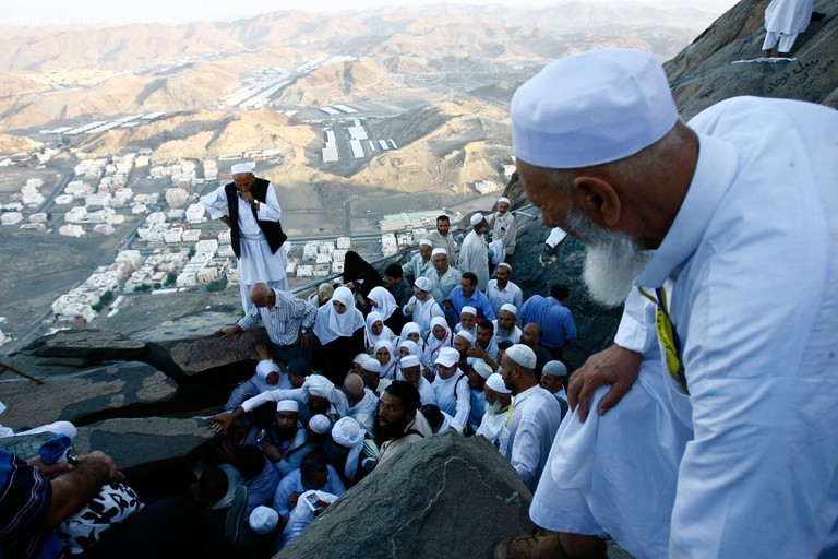 Người hành hương tại núi Arafat, Jabal al-Rahmah, Ả Rập Saudi. - Trip14.com